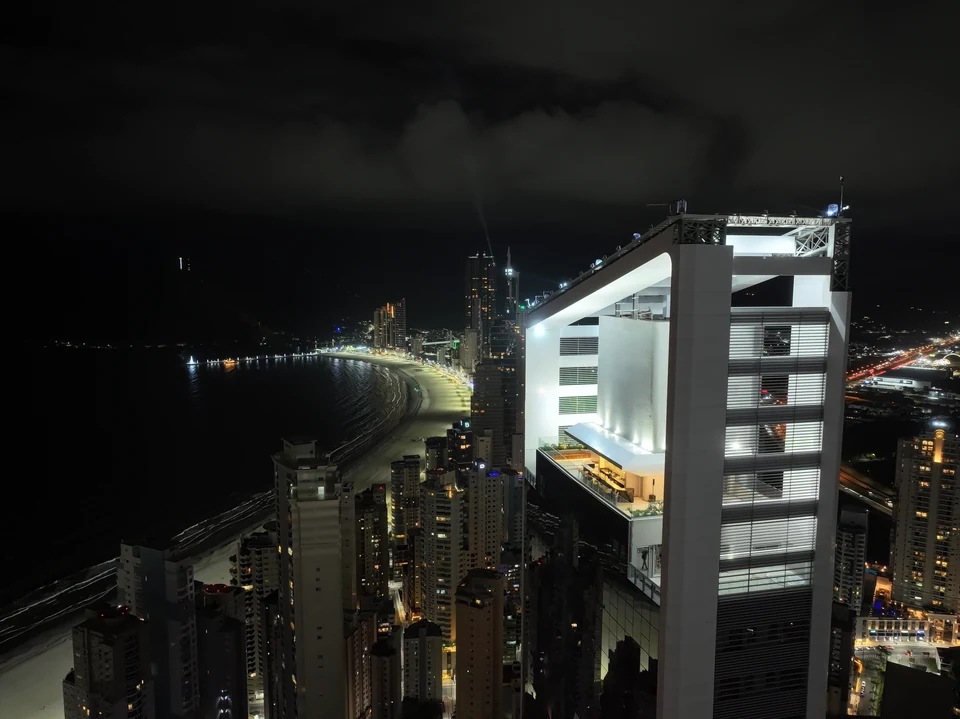 Detalhe noturno da fachada — fotografia aérea — Balneário Camboriú/SC