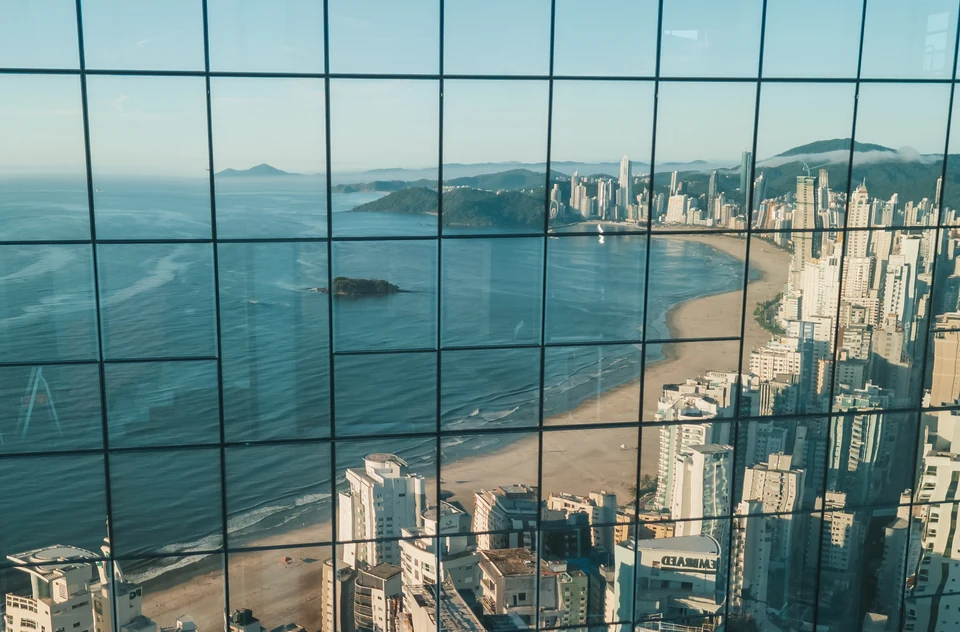 Detalhe da fachada envidraçada — fotografia aérea — Balneário Camboriú/SC