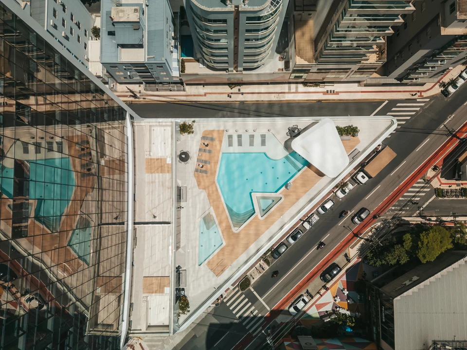 Piscina e terraço vistos do alto — área comum — Balneário Camboriú/SC