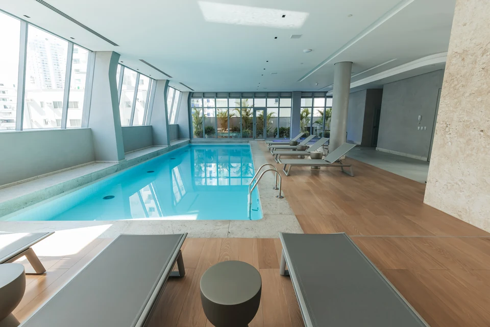 Piscina coberta — área comum — Balneário Camboriú/SC