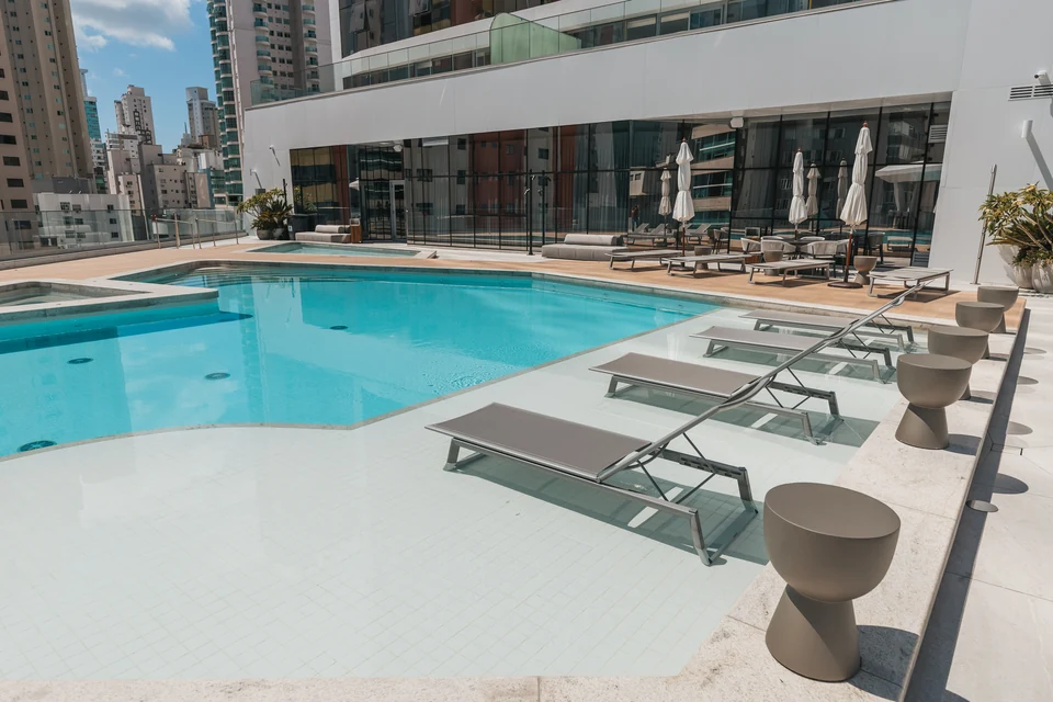 Piscina externa e terraço — área comum — Balneário Camboriú/SC