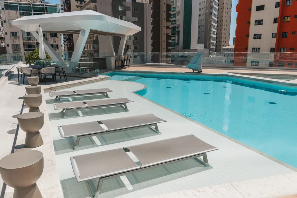 Piscina externa e espreguiçadeiras — área comum — Balneário Camboriú/SC
