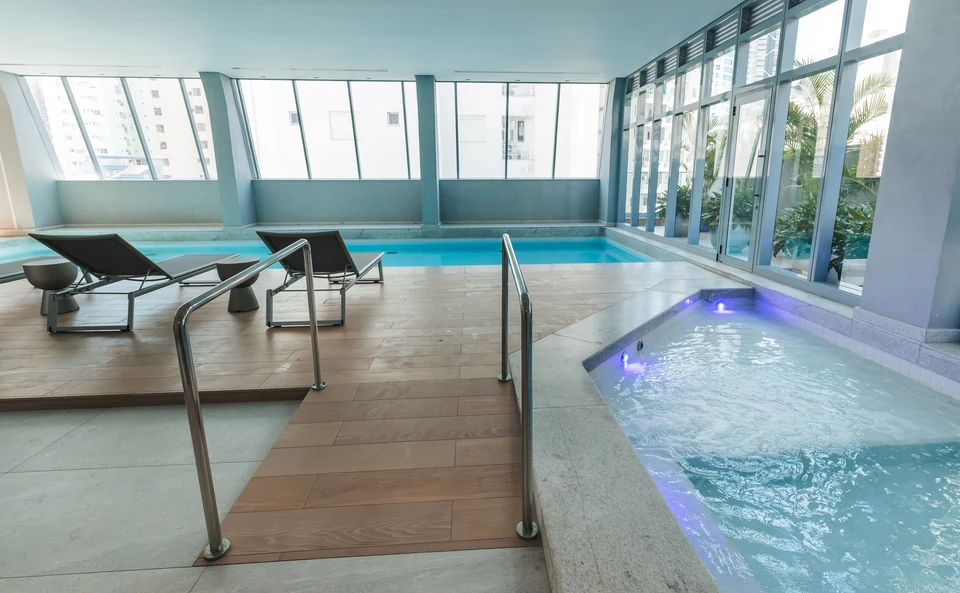Piscinas cobertas adulto e infantil — área comum — Balneário Camboriú/SC