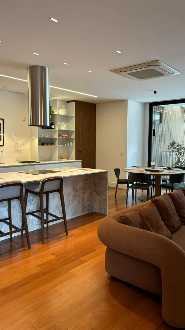 Living e cozinha integrados — foto real do decorado — Ahú, Curitiba