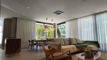 Living integrado com estar e jantar — foto real do apartamento decorado