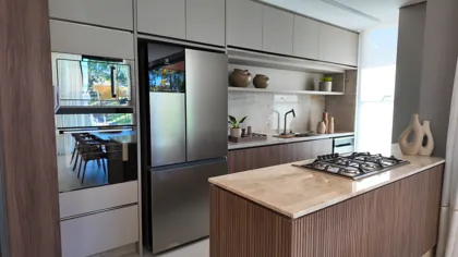 Cozinha com ilha e marcenaria — foto real do apartamento decorado