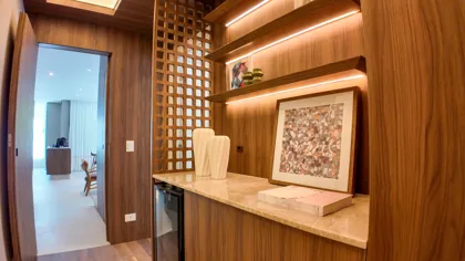 Marcenaria e apoio para receber — foto real do apartamento decorado