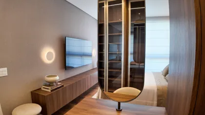 Painel e armários da suíte principal — foto real do apartamento decorado