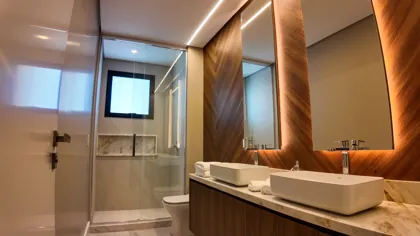 Banheiro da suíte com duas cubas — foto real do apartamento decorado