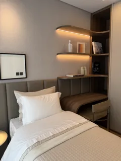 Dormitório com cama de solteiro — foto real do apartamento decorado