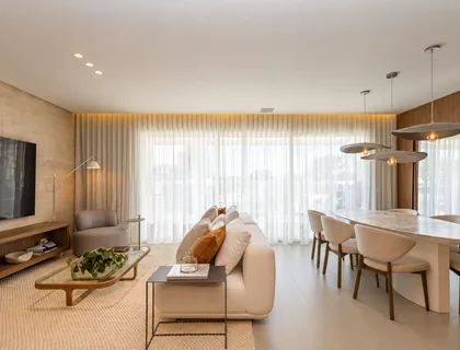 Living integrado do apartamento decorado — foto real do decorado
