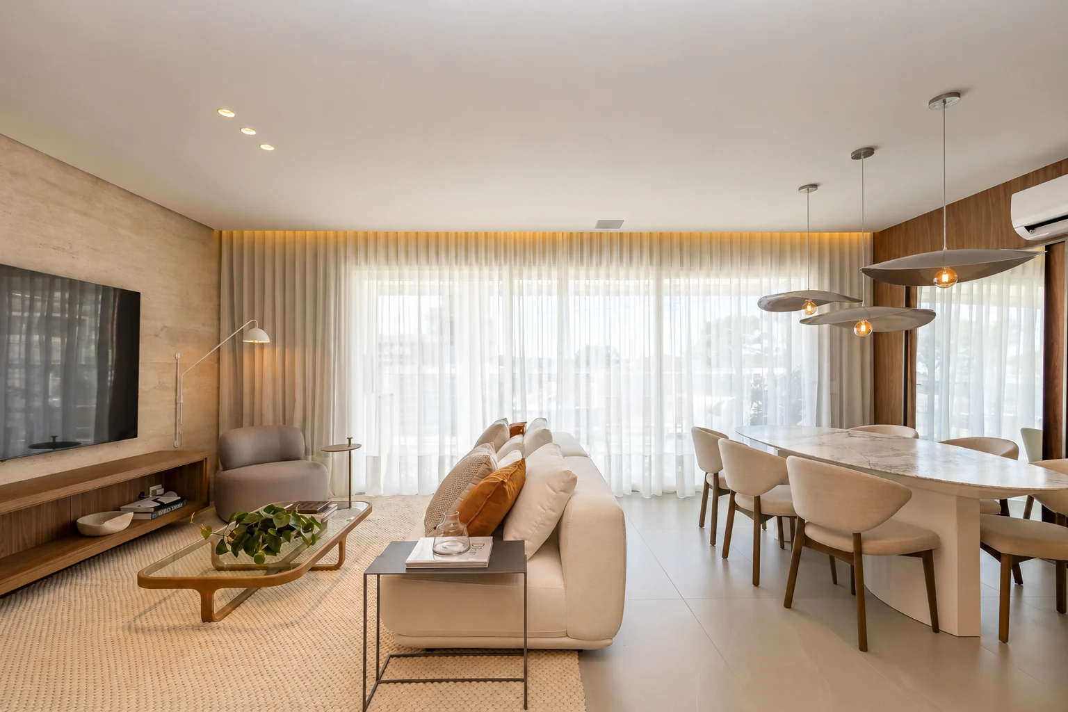 Living integrado do apartamento decorado — foto real do decorado