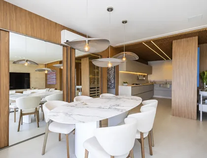 Sala de jantar e integração com a cozinha — foto real do decorado
