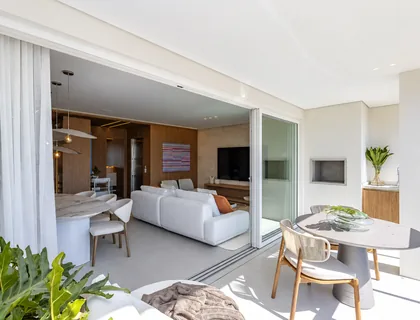 Integração da sacada com o living — foto real do decorado