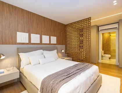 Suíte principal do apartamento decorado — foto real do decorado