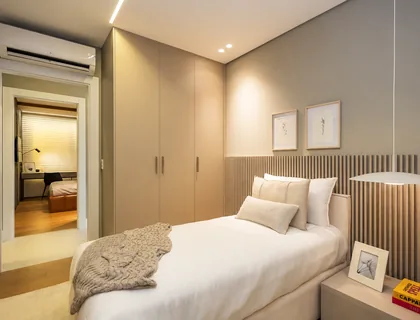 Suíte com cama de solteiro — foto real do decorado