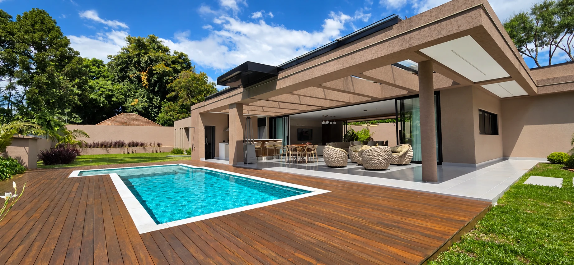 Piscina e deck junto à varanda — casa em Piraquara