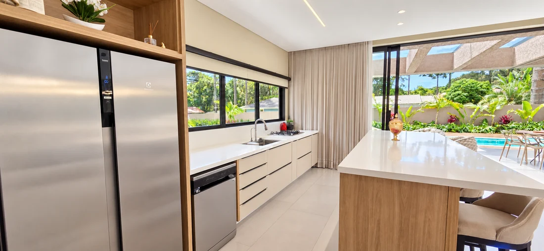 Cozinha com ilha e marcenaria — casa em Piraquara
