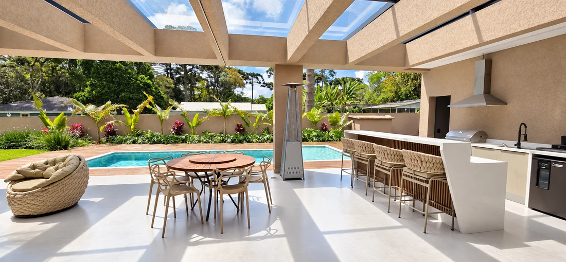 Espaço gourmet voltado para a piscina — casa em Piraquara