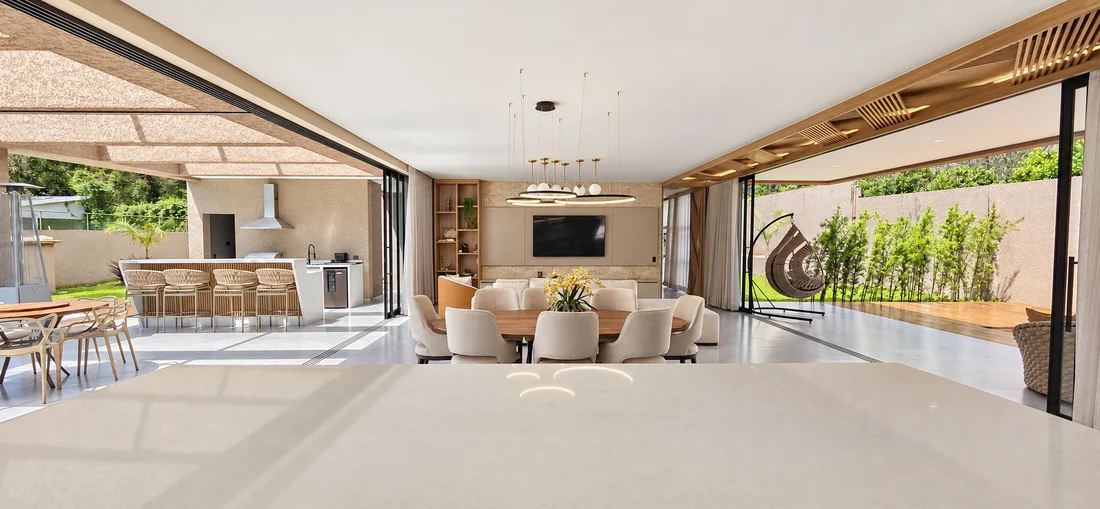 Estar da varanda e integração com o interior — casa em Piraquara