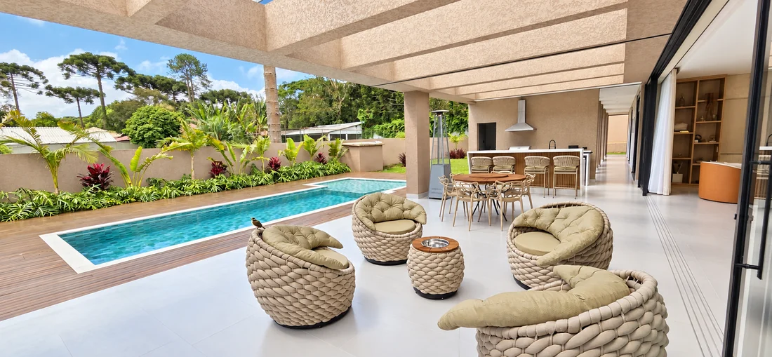 Varanda coberta e piscina — casa em Piraquara
