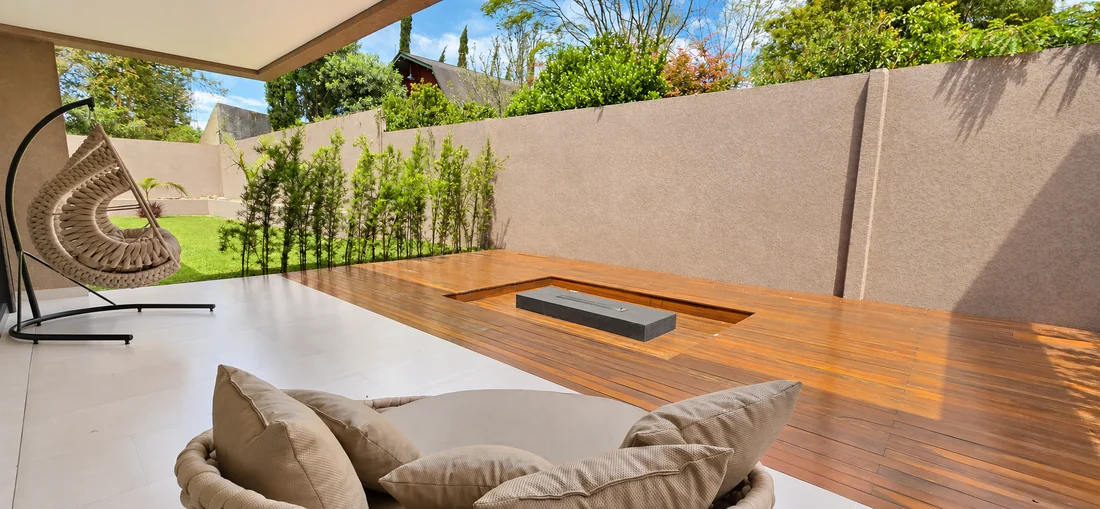 Pátio interno com deck — casa em Piraquara