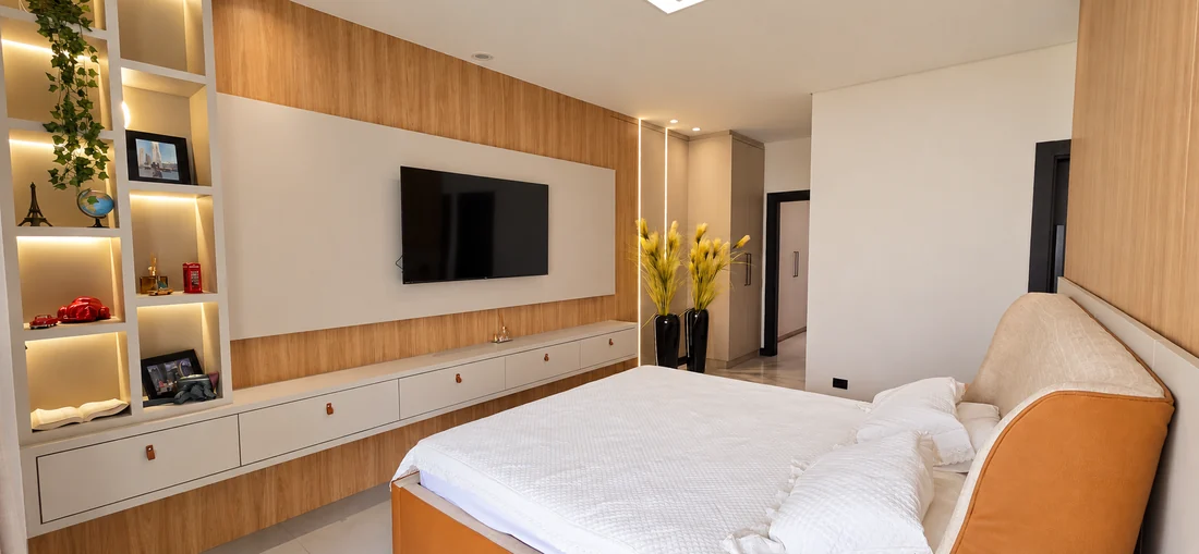 Suíte com marcenaria e iluminação indireta — casa em Piraquara