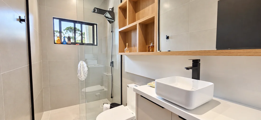 Banheiro com box e bancada — casa em Piraquara
