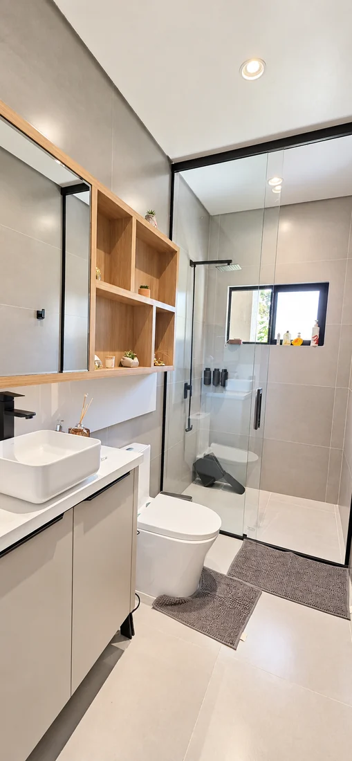 Banheiro da área íntima — casa em Piraquara