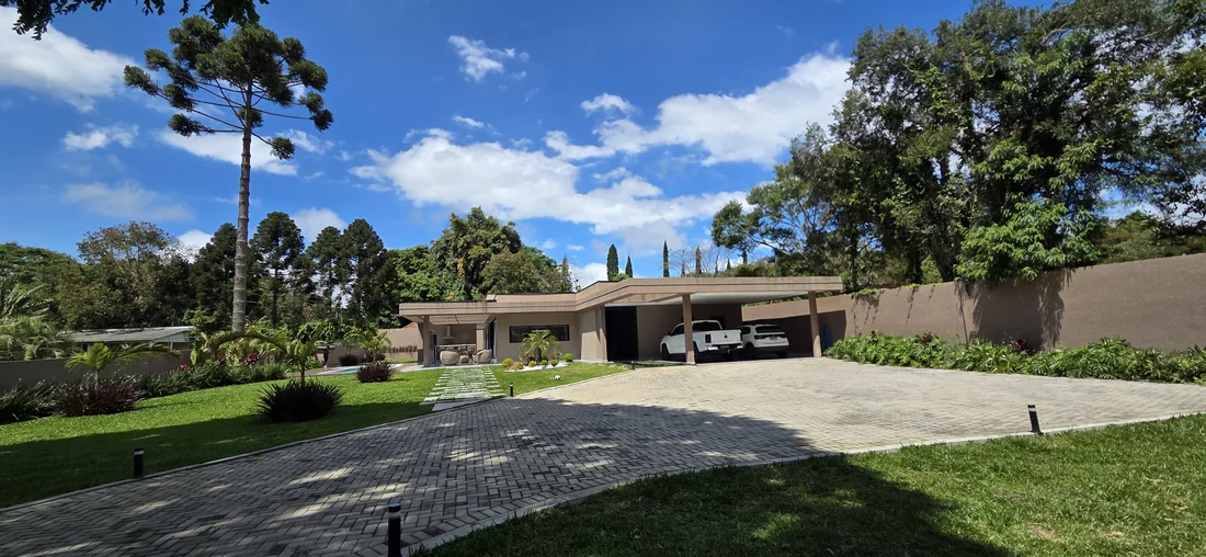 Fachada e jardim de entrada — casa em Piraquara