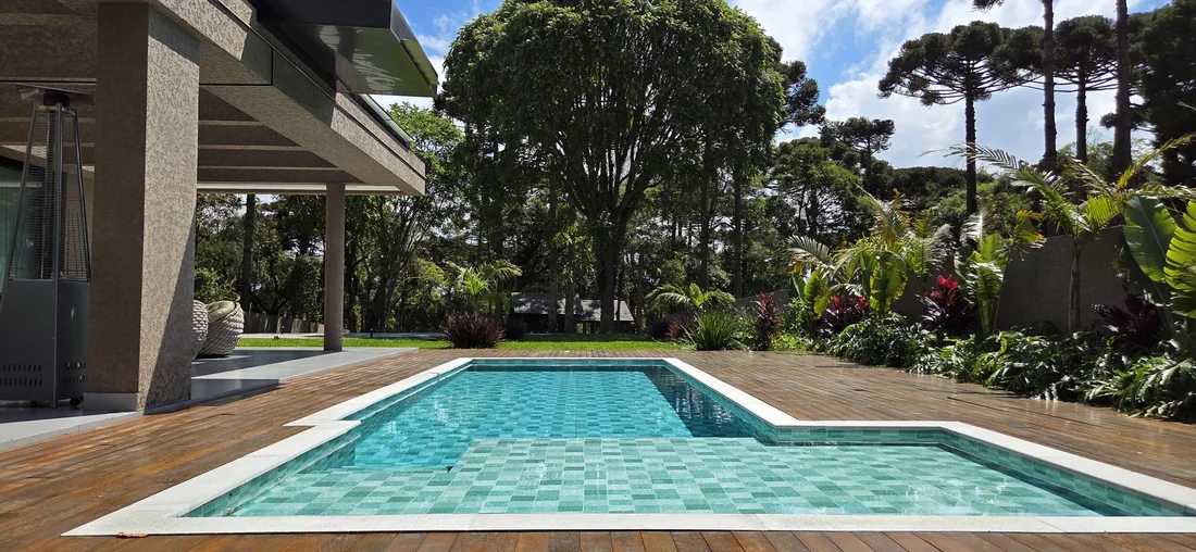 Piscina e jardim — casa em Piraquara