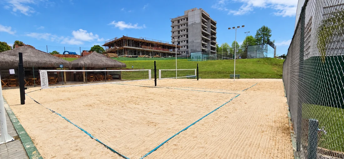 Quadras de areia e quiosques do clube